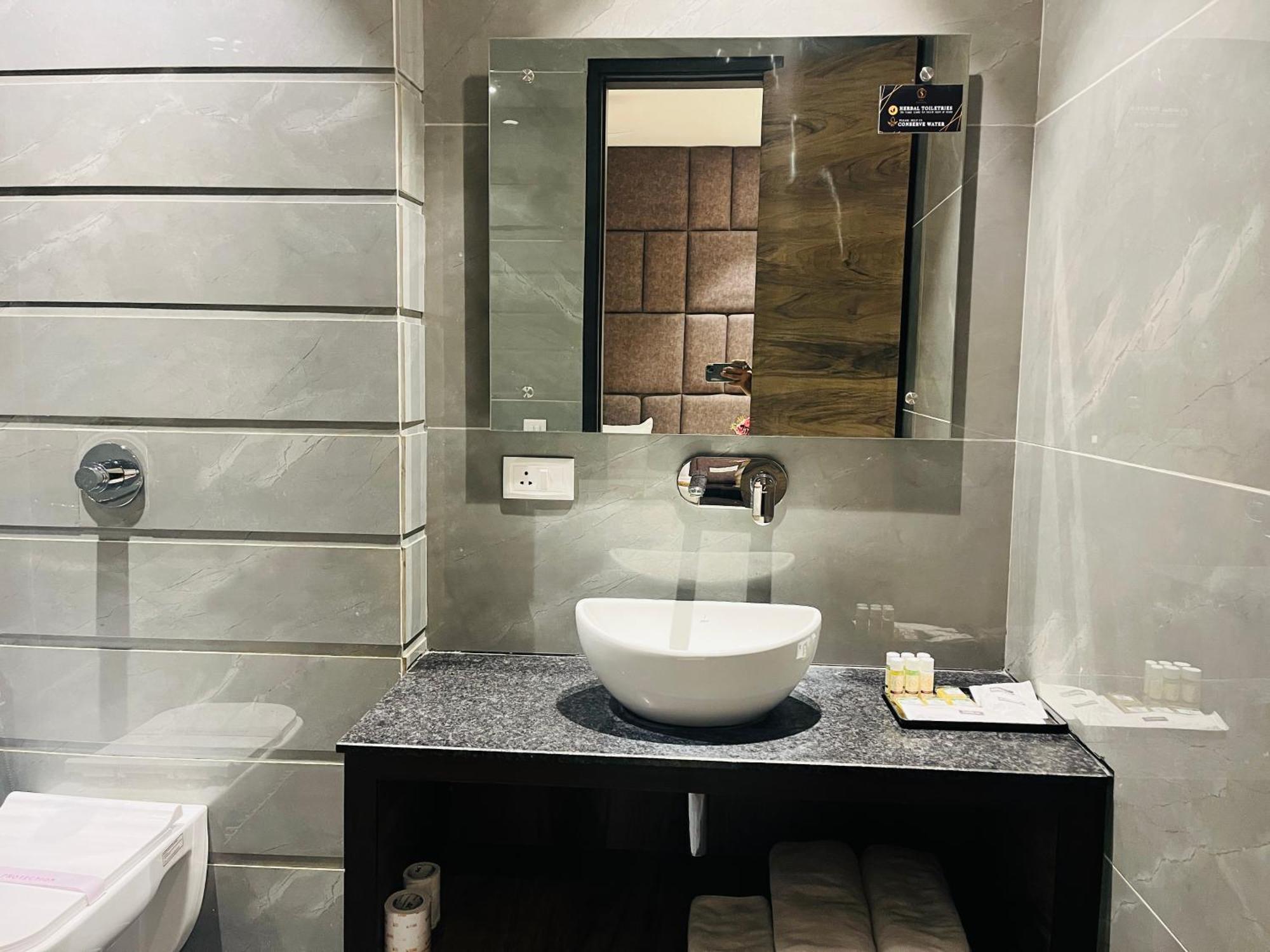 Hotel At Residency Kaushambi Couple Friendly Ghaziabad Zewnętrze zdjęcie